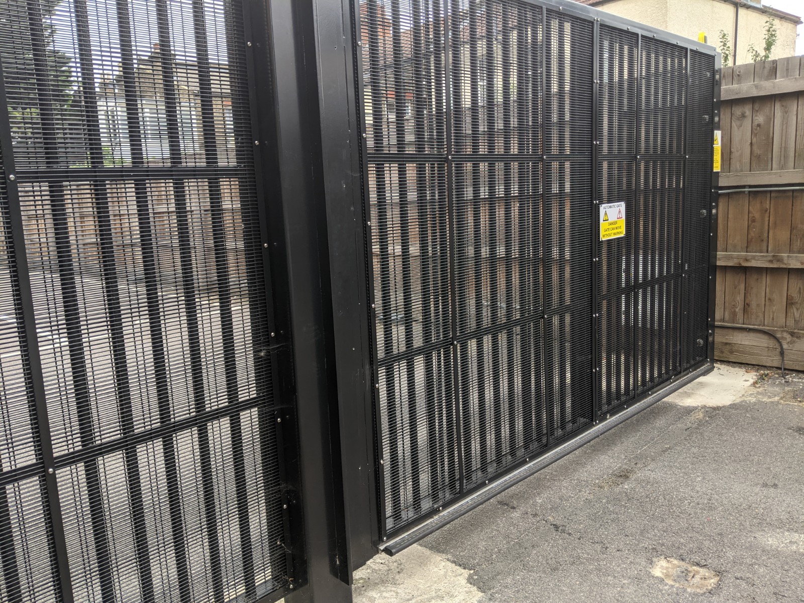 LPS1175 SR2 Automated Security Vehicle Gates Secured by Sesign
